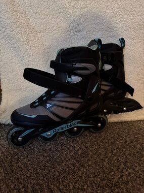 Rollerblade Women’s Size 9 Inline Skates Black Gray Adjustable Buckle